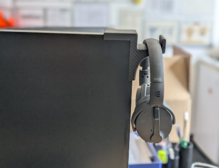 Soporte para audífonos para monitor con tornillos ajustables