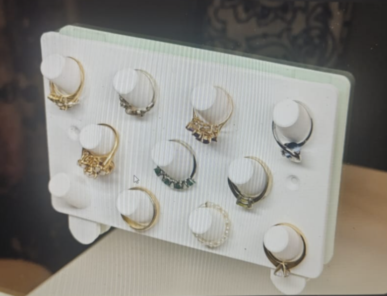 Exhibidor de anillos de pared